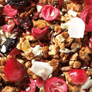 Des tranches de cranberry juteuses soulignent ce mélange royal et élégant.