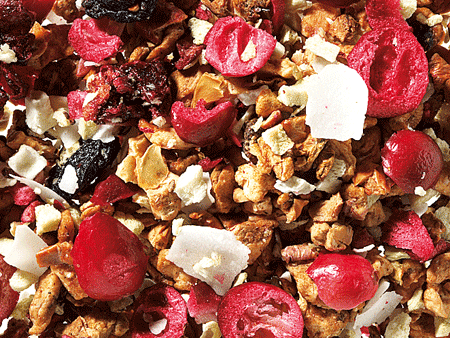 Des tranches de cranberry juteuses soulignent ce mélange royal et élégant.